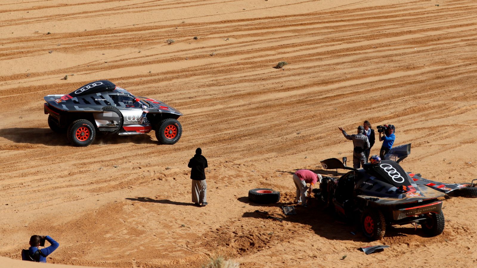 Carlos Sainz para a ayudar a su compañero de equipo