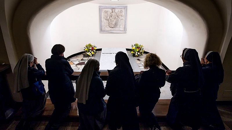 La tumba de Benedicto XVI ya puede ser visitada en la cripta vaticana
