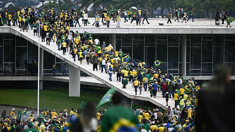 Miles de bolsonaristas radicales asaltan el Congreso, la Presidencia y el Supremo de Brasil