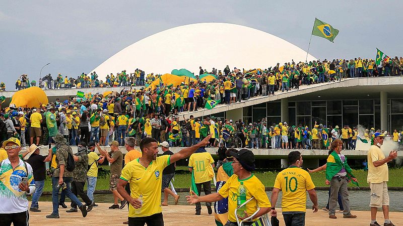 Miles de bolsonaristas asaltan las sedes de los poderes del Estado en Brasil