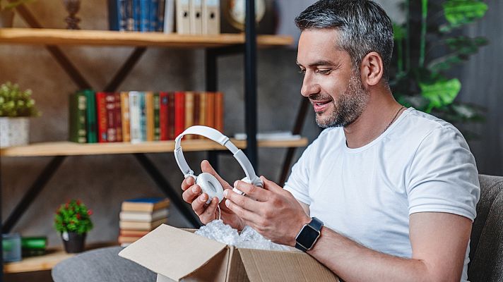 Telediario 1 - Ropa, complementos y perfumes: un 30% de españoles revende regalos no deseados en estas fiestas