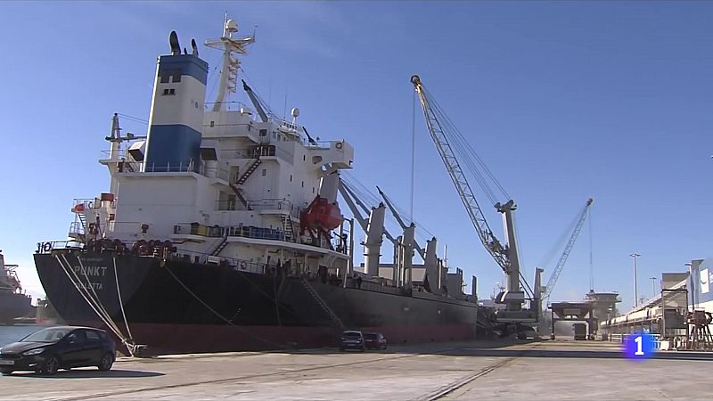 Llargues cues de vaixells al Port de Tarragona