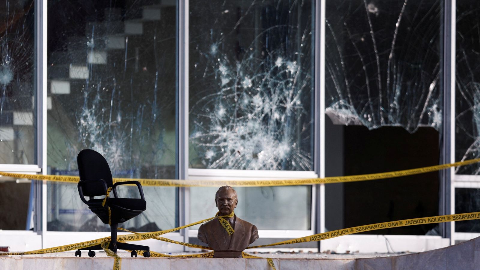 La prensa brasileña habla de "bolsonaristas radicales" y "vándalos" el día después del asalto al poder en Brasil 