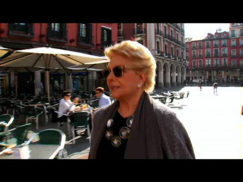Lola Herrera se acerca hasta la Plaza Mayor de Valladolid para charlar con Pablo y Tomás, dos amigos a los que hace tiempo que no ve y con los que comparte su pasión por el teatro.