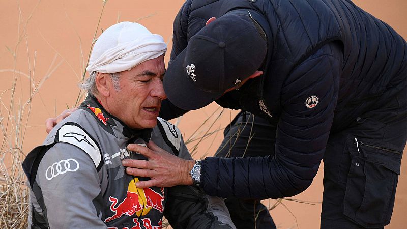 Carlos Sainz explica a TVE la peripecia del helicptero: aprovech una parada tcnica para intentar seguir en el Dakar -- Ver ahora