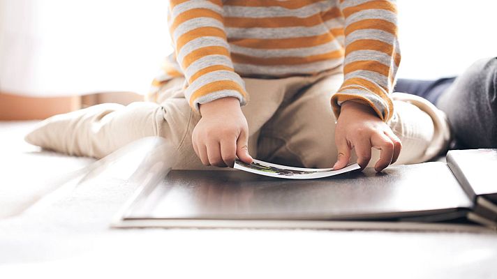 Telediario 2 - Caídas, ojos cerrados: una página web recopila las fotos familiares que han salido mal