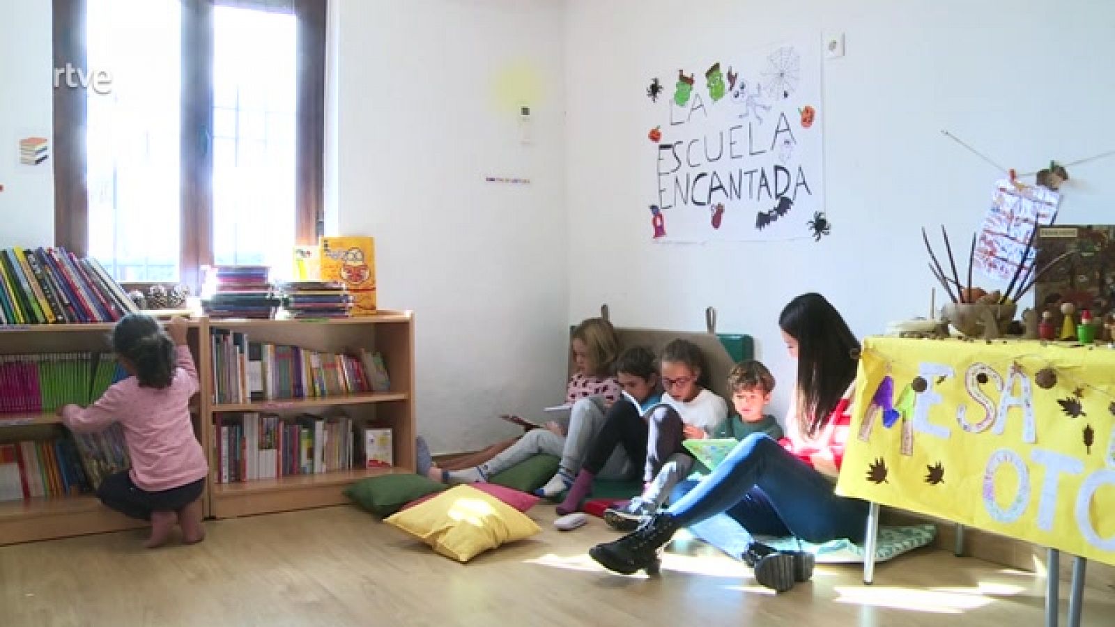Después de tres décadas sin escuela, el pasado curso se reabrió el colegio en la localidad de Cobeta en Guadalajara. Seis niños disfrutan de un centro educativo que es un modelo de lo que puede ser la nueva escuela rural.