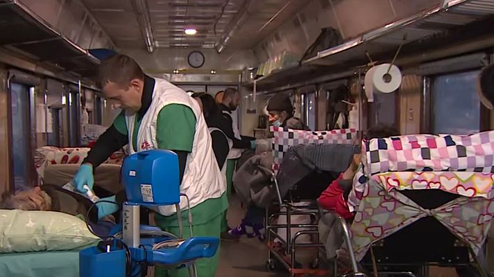 Un tren para heridos y personas vulnerables busca aliviar la presión en los hospitales de Ucrania