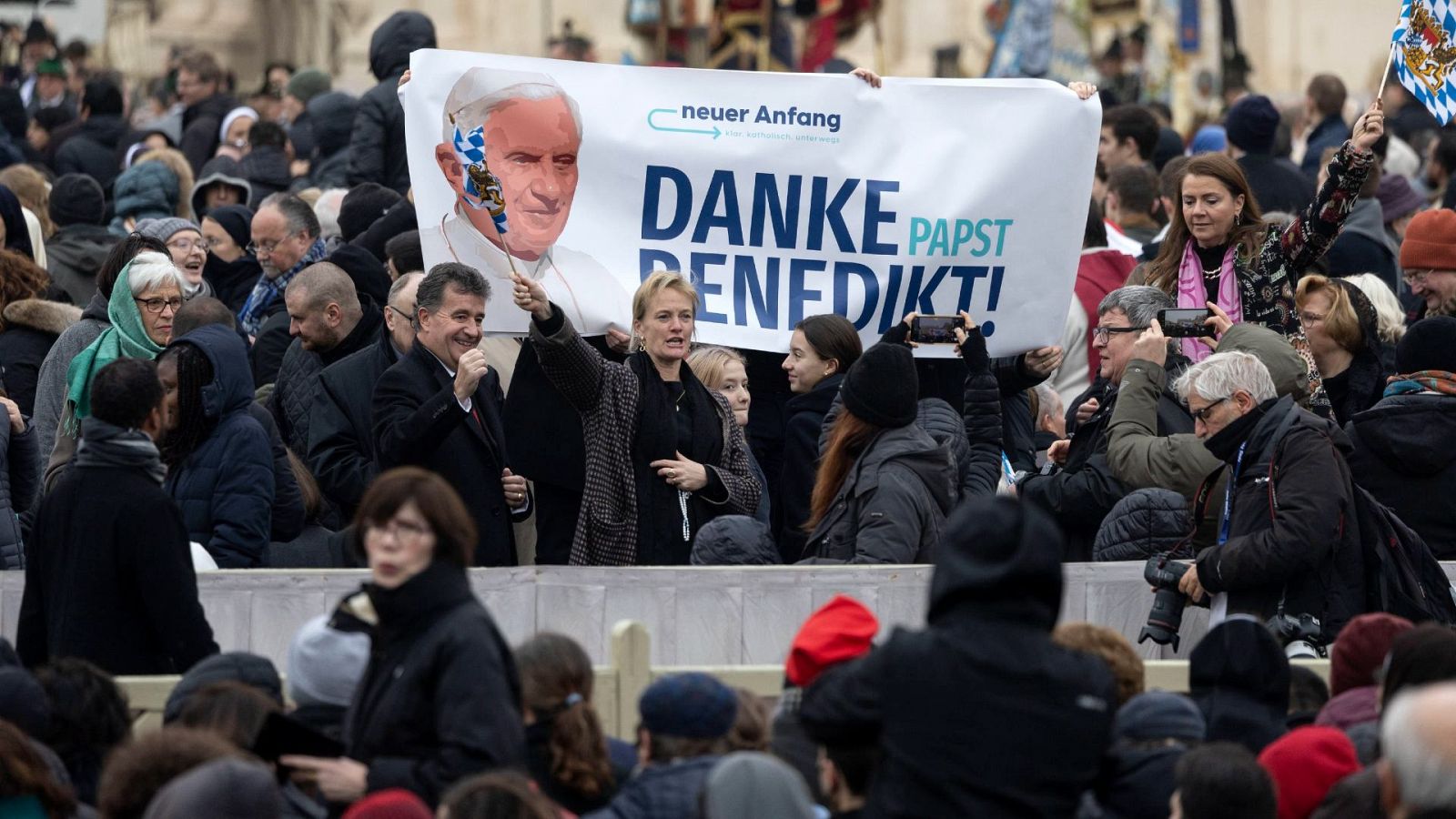 El secretario de Benedicto XVI desata una tormenta en el Vaticano | Ver