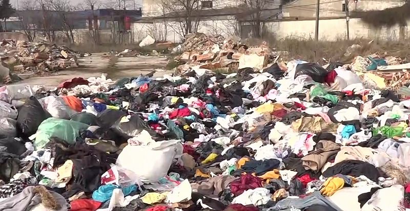 El cementerio ilegal de ropa usada al sur de Madrid