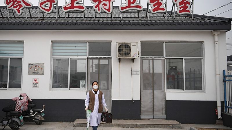 Preocupacin en China por la ola de COVID-19 en las zonas rurales, donde el sistema sanitario es ms dbil