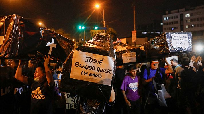 Los manifestantes tratan de alcanzar el Palacio de Gobierno durante las protestas en Perú