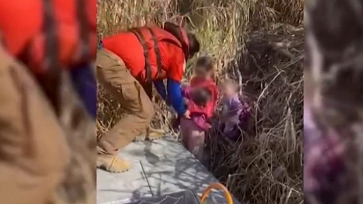 Telediario 2 - Rescatan a tres hermanas salvadoreñas abandonadas en la frontera entre México y EE.UU.