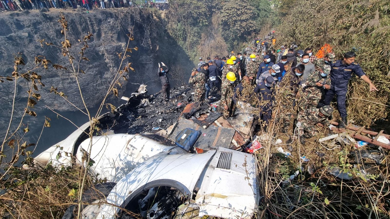 Decenas de muertos al estrellarse un avión en Nepal