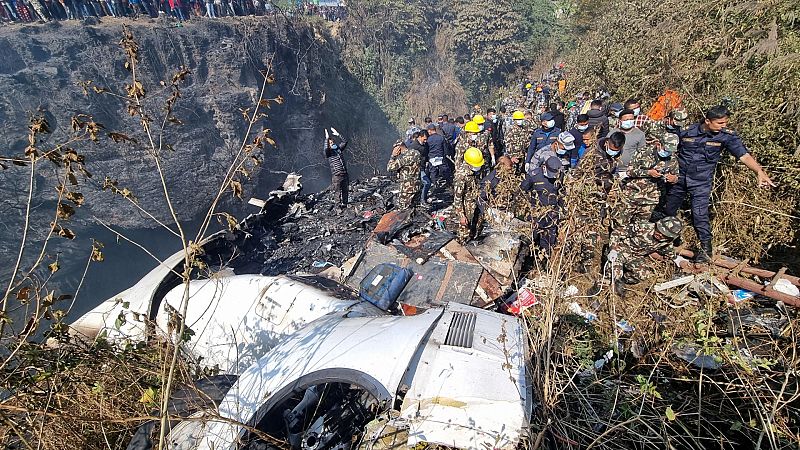 Decenas de muertos al estrellarse un avión en Nepal
