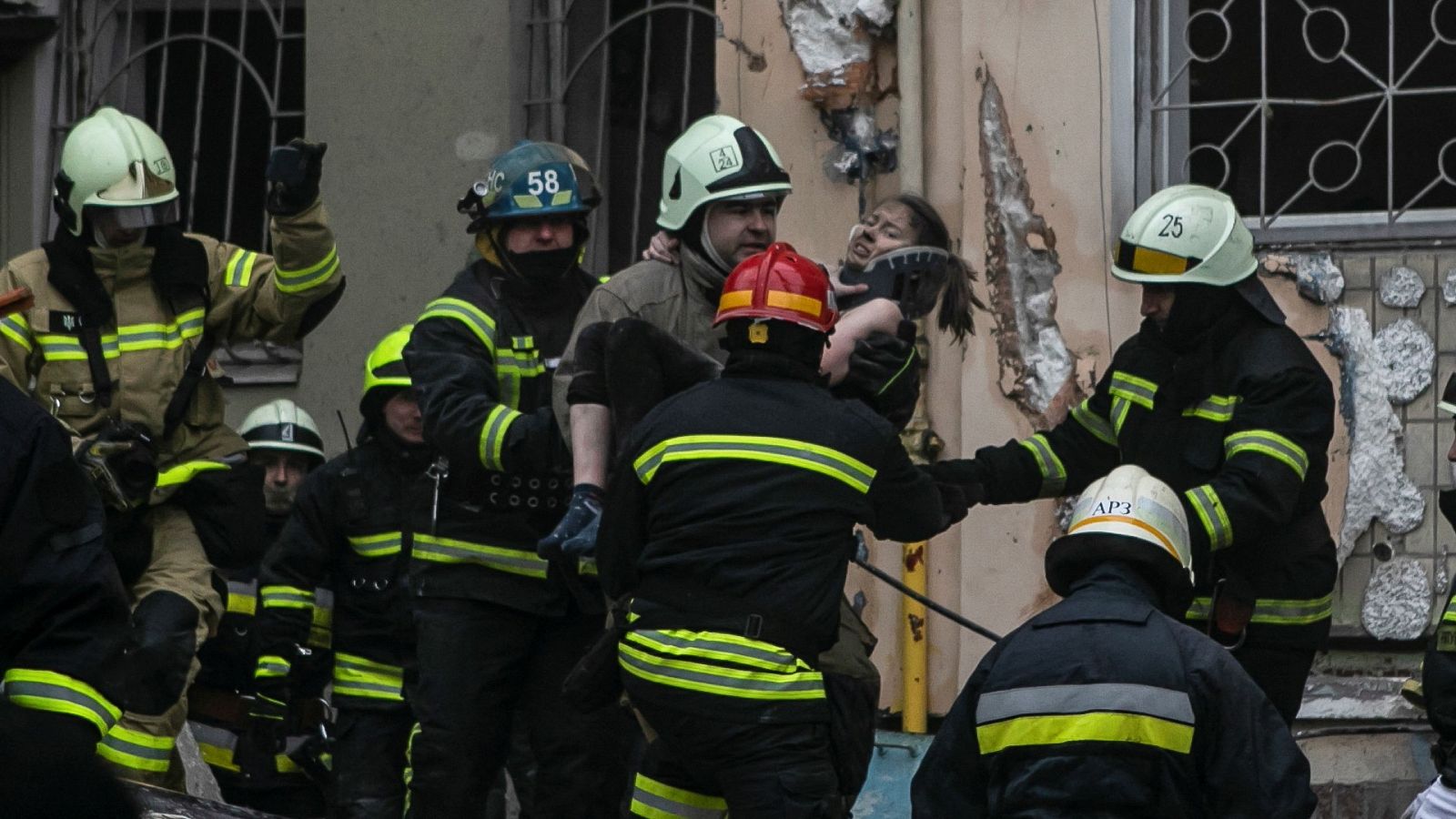 Rescatan con vida a una mujer entre los restos del edificio atacado en Dnipro