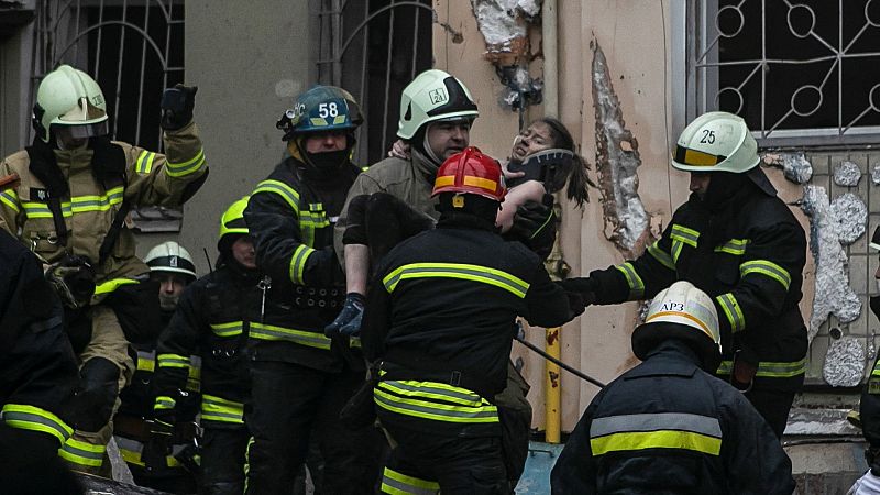 Rescatan con vida a una mujer entre los restos del edificio bombardeado en Dnipro