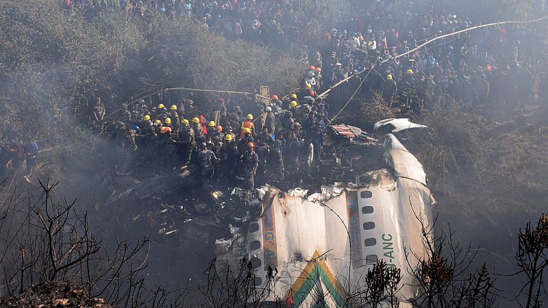 Al menos 68 muertos al estrellarse un avión en Nepal