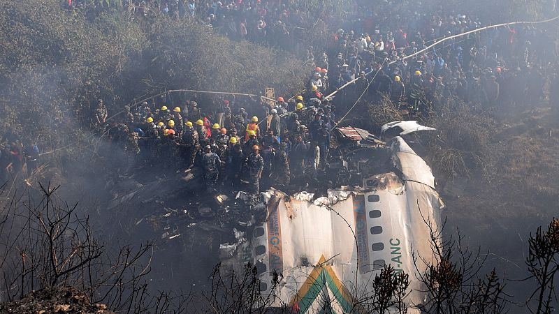 Al menos 68 muertos al estrellarse un avión en Nepal