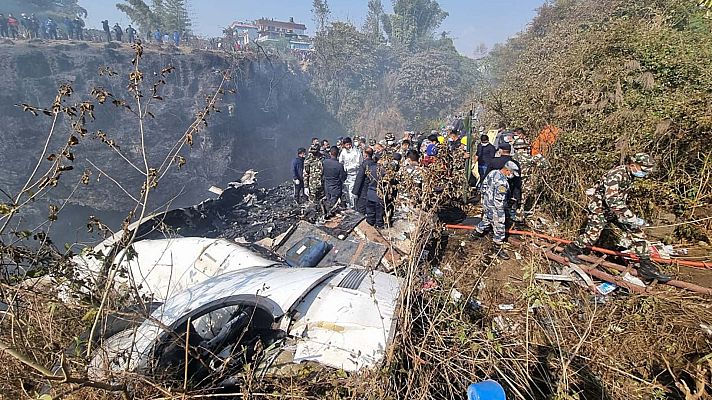 Telediario Fin de Semana - Un avión se estrella en Nepal y deja al menos 68 muertos