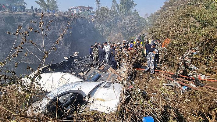 Telediario Fin de Semana - Un avión se estrella en Nepal y deja al menos 68 muertos