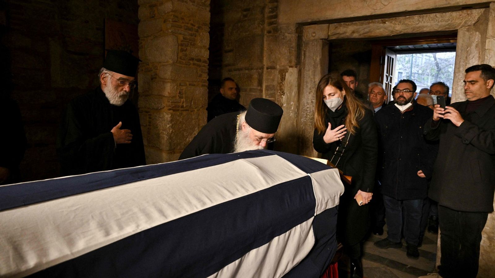 Funeral de Constantino de Grecia: cientos de griegos se han acercado a la capilla ardiente - Ver ahora