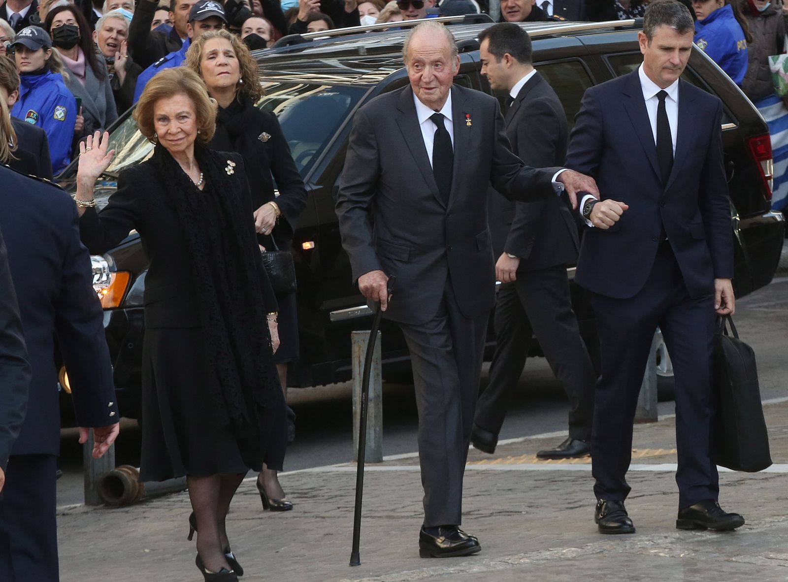 La familia del rey Felipe acude unida al funeral de Constantino   