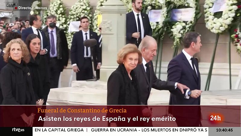 Doña Sofía y Juan Carlos I llegan al funeral de Constantino  