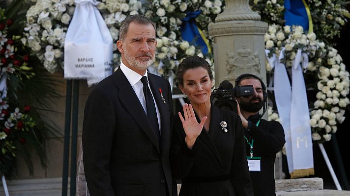 Felipe VI y Doña Letizia llegan al funeral de Constantino         