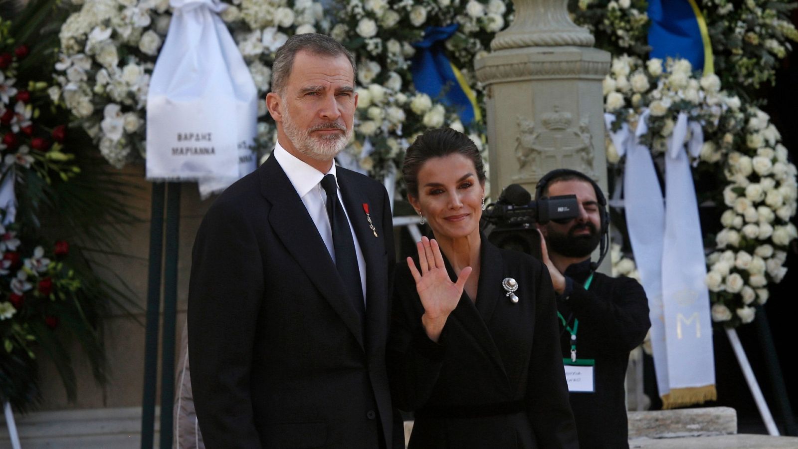 Felipe VI y Doña Letizia llegan al funeral de Constantino     