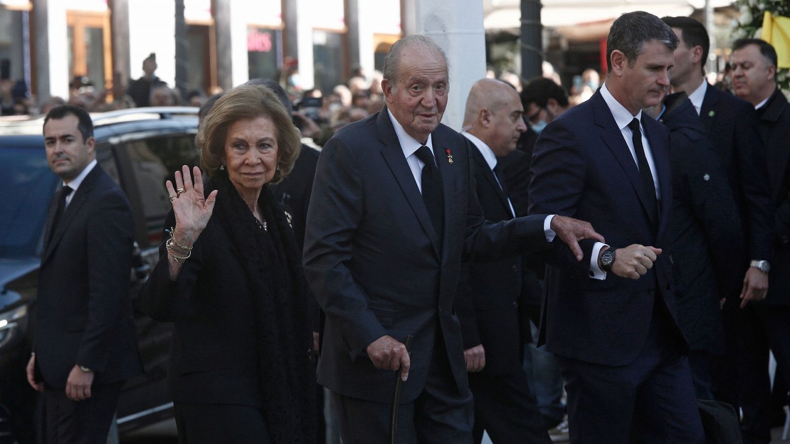 Juan Carlos y Felipe se reencuentran en el funeral de Constantino II