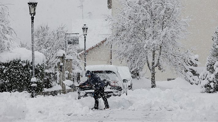 El primer día de la borrasca Gérard deja fuertes vientos, nieve, lluvia y oleaje