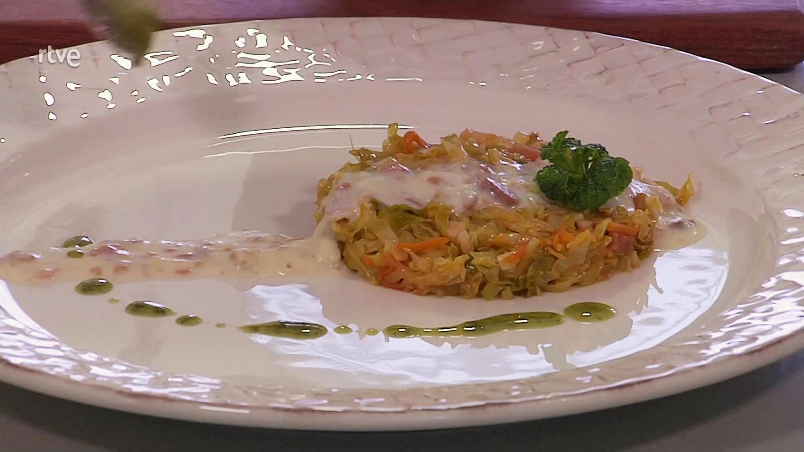 Receta de repollo con salsa de almendras de Sergio Fernández - Saber vivir | Ver