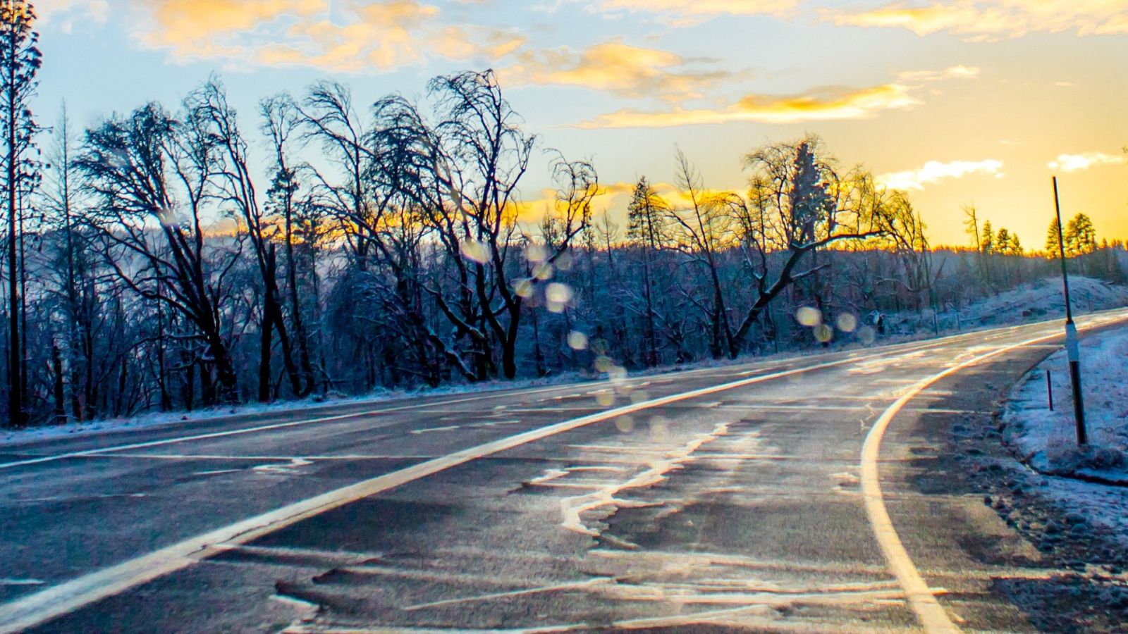 Aumentar la distancia y reducir la velocidad: cómo debemos conducir con pavimento deslizante