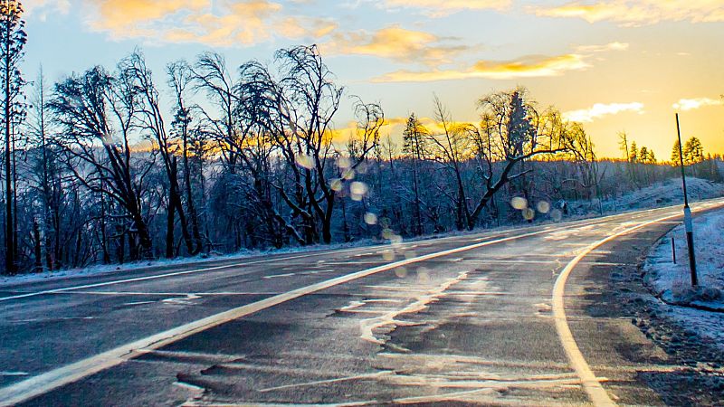 Aumentar la distancia y reducir la velocidad: cómo debemos conducir con pavimento deslizante