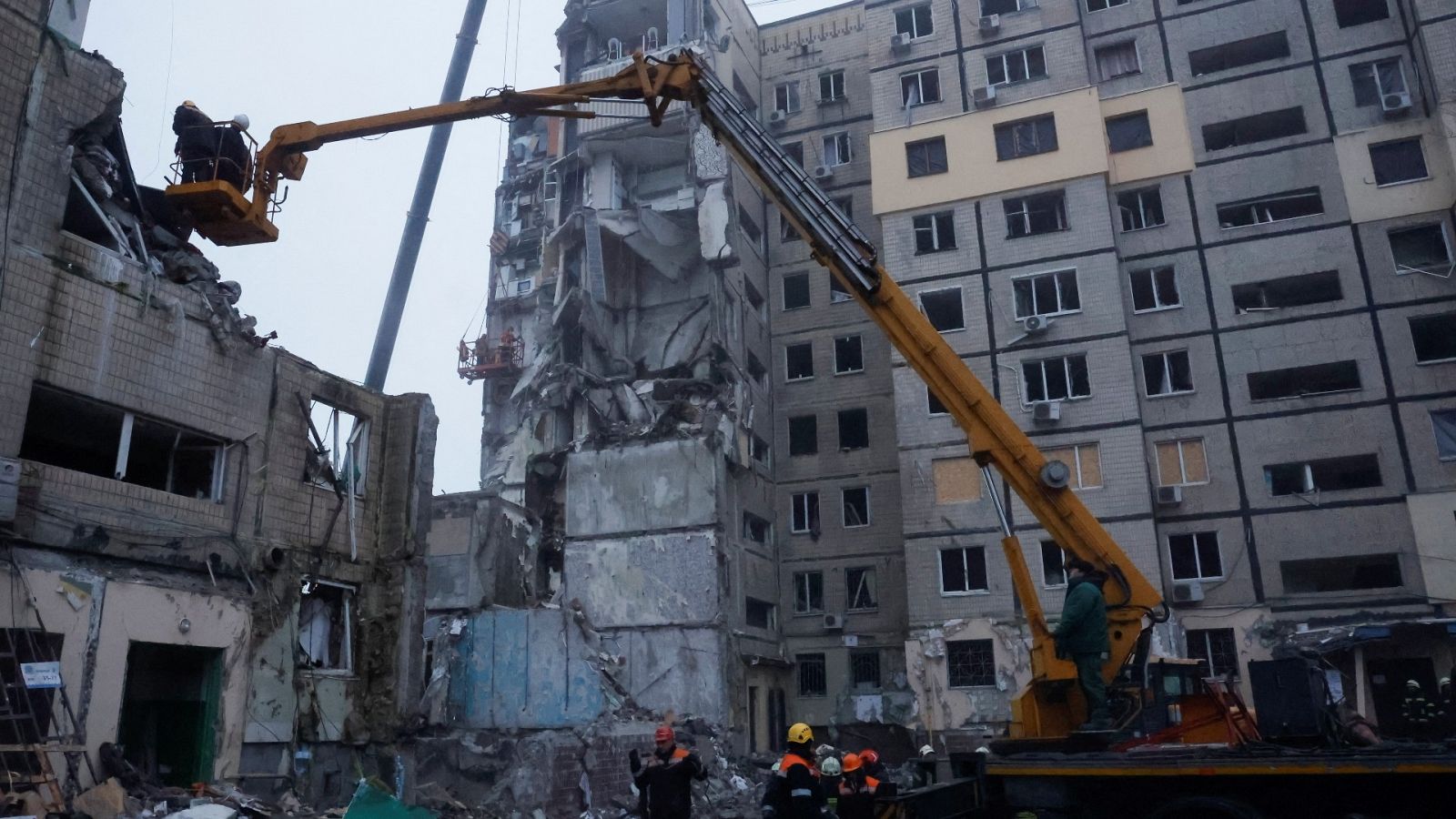 Ucrania deja de buscar víctimas entre las ruinas del edificio de Dnipro atacado por Rusia