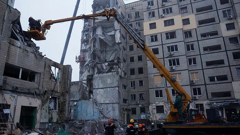 Ucrania deja de buscar víctimas entre las ruinas del edificio de Dnipro atacado por Rusia