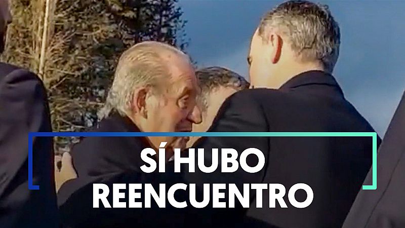 Felipe VI abraza y da dos besos a su padre en el funeral de Constantino de Grecia