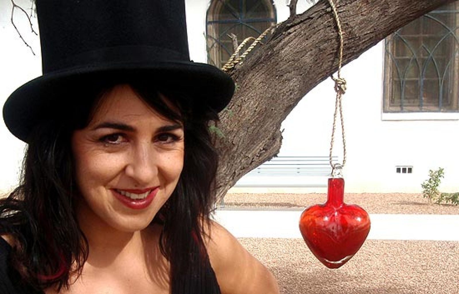 Amparo Sánchez presenta 'Corazón de la realidad', primer videoclip de 'Tucson-Habana'. La artista, que fue líder de 'Amparanoia', inicia ahora una carrera en solitario de marcado sabor mestizo. En su primer trabajo colaboran, entre otros, Calexico.