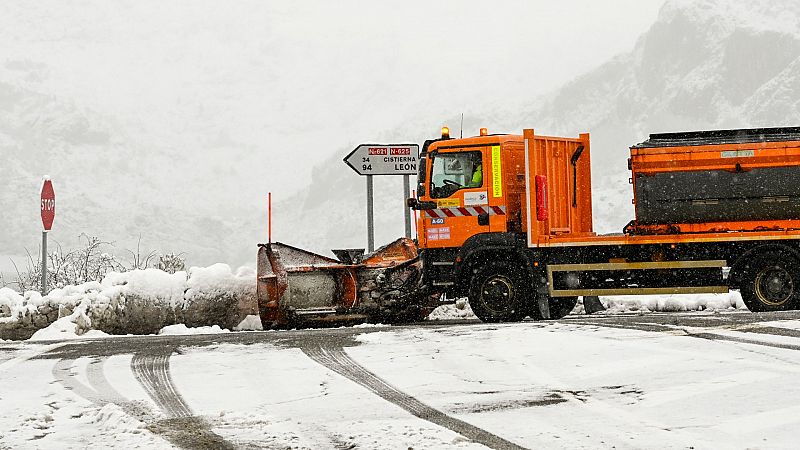 Las fuertes nevadas de Fien ponen en alerta al norte de España