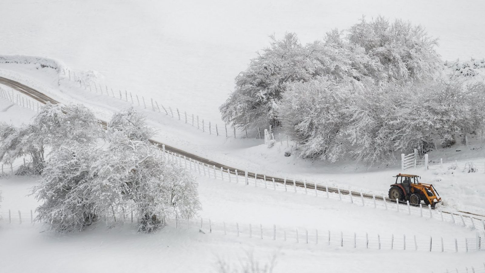 La borrasca Fien dificulta el tráfico en un centenar de carreteras por la nieve