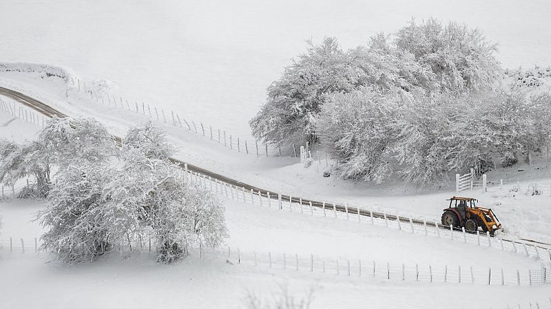 La borrasca Fien se recrudece y dificulta el tráfico en más de un centenar de carreteras por la nieve