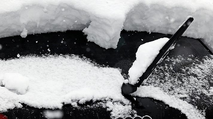 ¿Cómo quitar el hielo del parabrisas sin estropearlo?