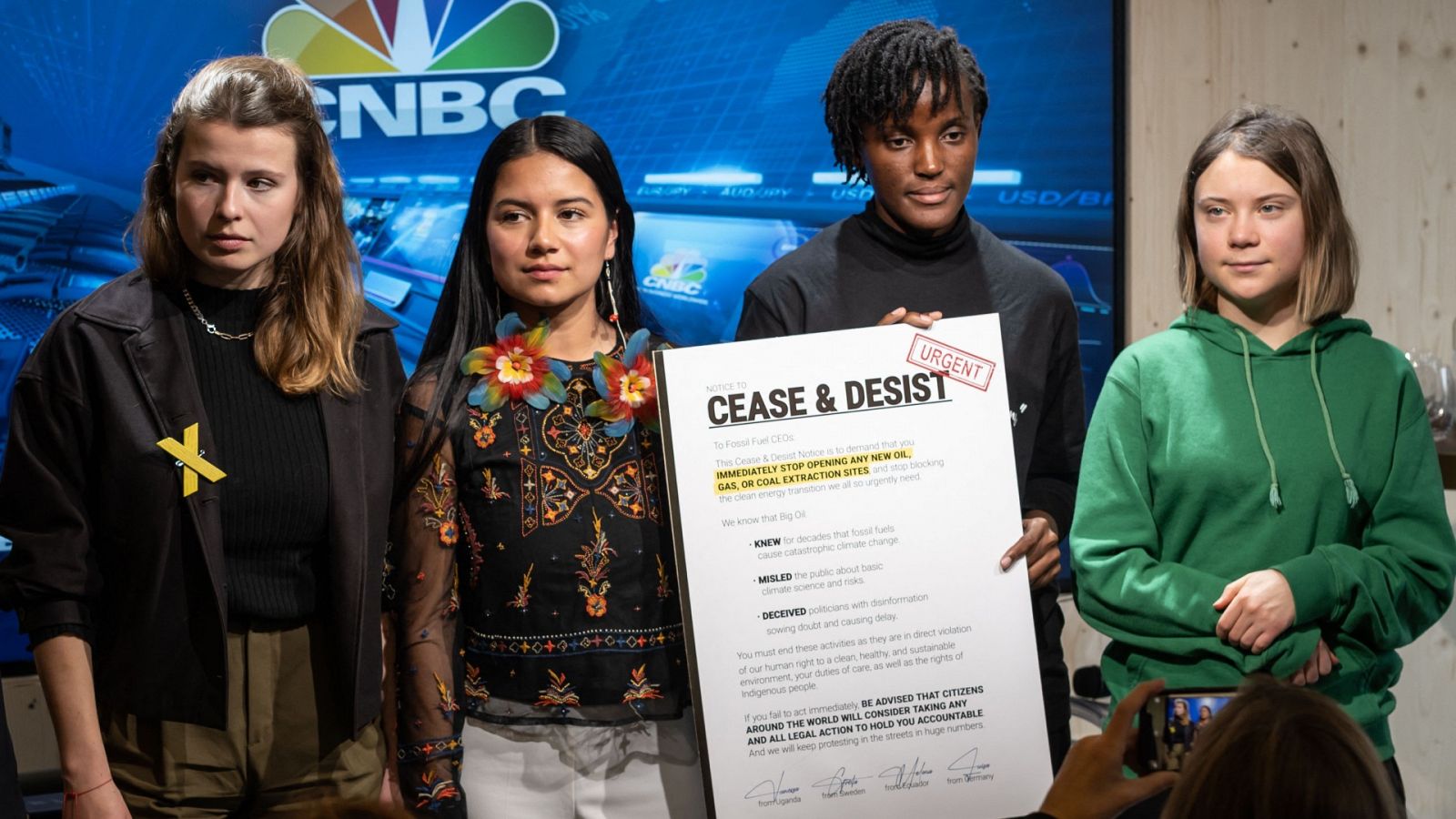 Greta Thunberg ha estado este jueves en Davos, junto a otras activistas climáticas, para protestar contra los combustibles fósiles.