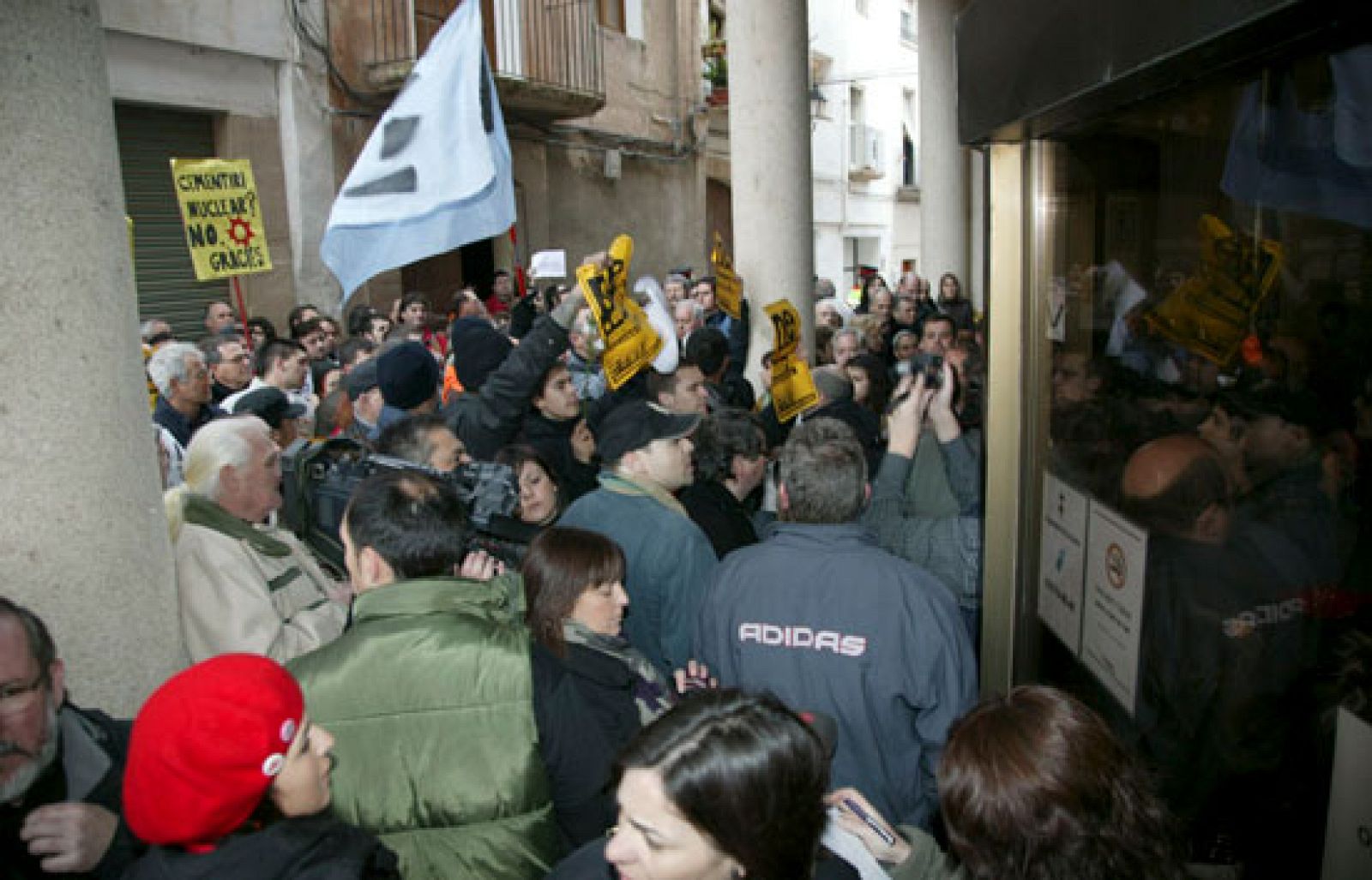 Defender el almacén nuclear ha enfrentado a los alcaldes de ambas localidades con buena parte de sus vecinos, con sus gobiernos autonómicos e incluso con sus propios partidos.