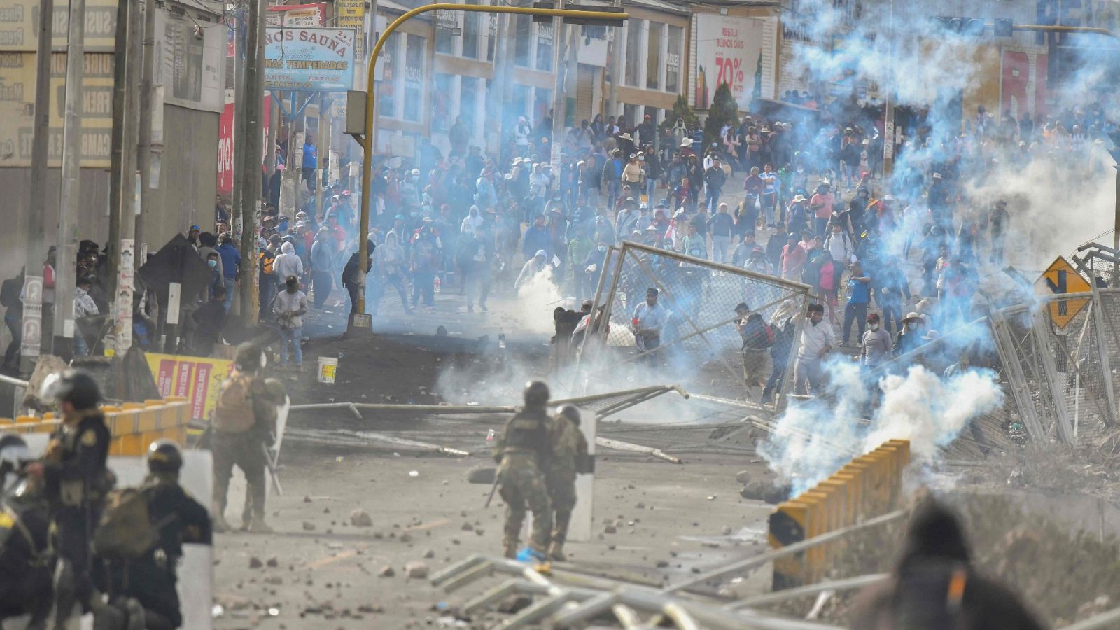 Las protestas continuan en Perú con enfrentamientos entre manifestantes y policía
