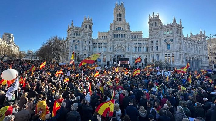 Una multitudinaria concentración en Cibeles protesta contra el Gobierno de Sánchez