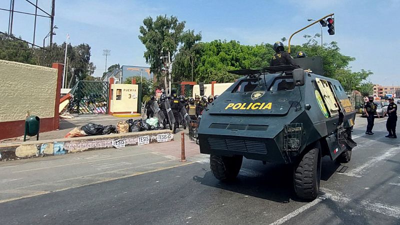 Desalojan el campus universitario de Lima donde acampaban cientos de manifestantes