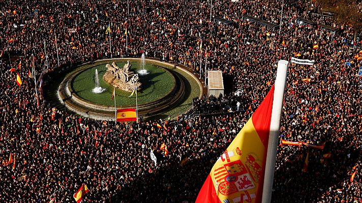 Concentración multitudinaria en Cibeles contra el Gobierno de Pedro Sánchez