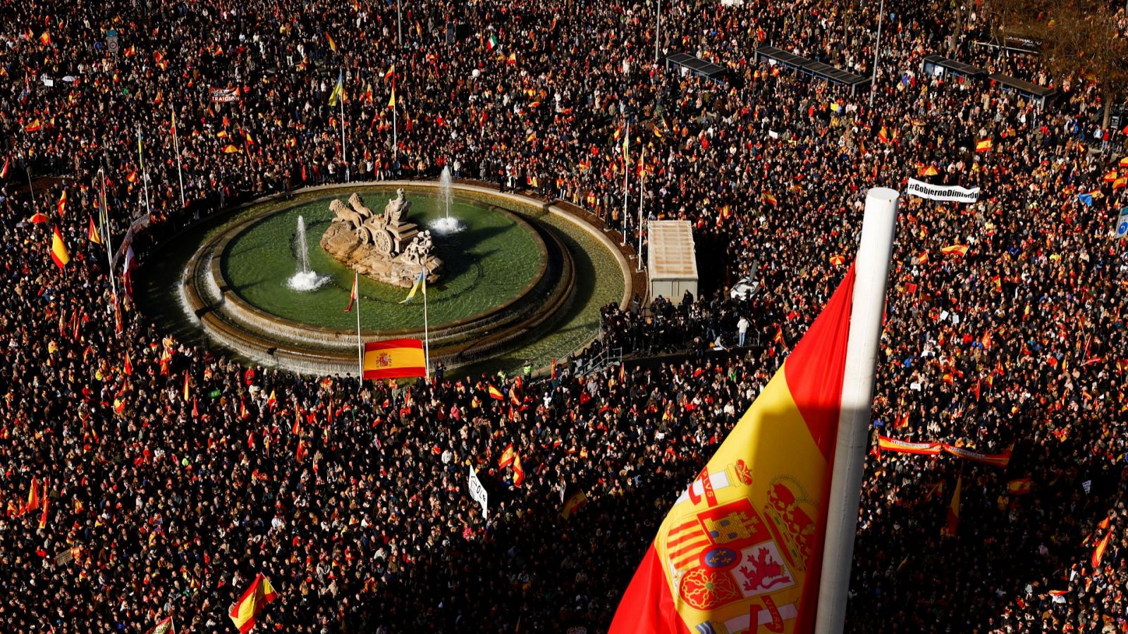 Concentración multitudinaria en Cibeles contra el Gobierno de Pedro Sánchez